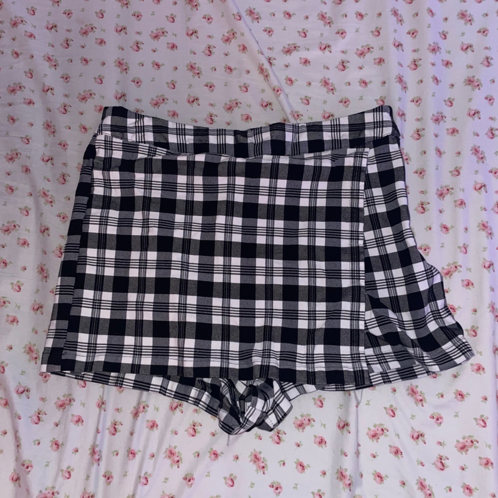 rue21 black and white checkered skort size large (L)